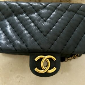 Chanel turn lock iridescent chevron - immagine 5