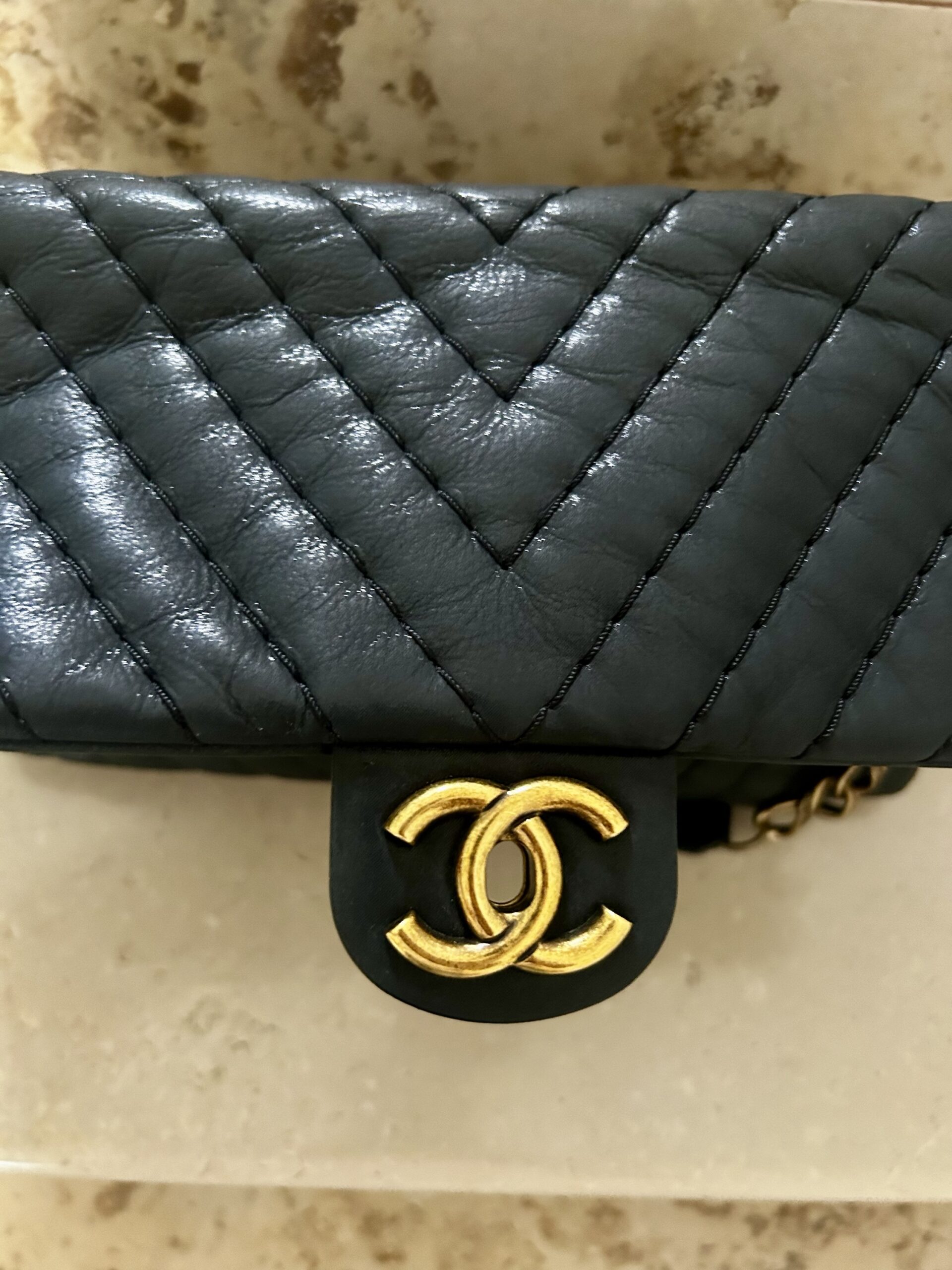 Chanel turn lock iridescent chevron - immagine 5