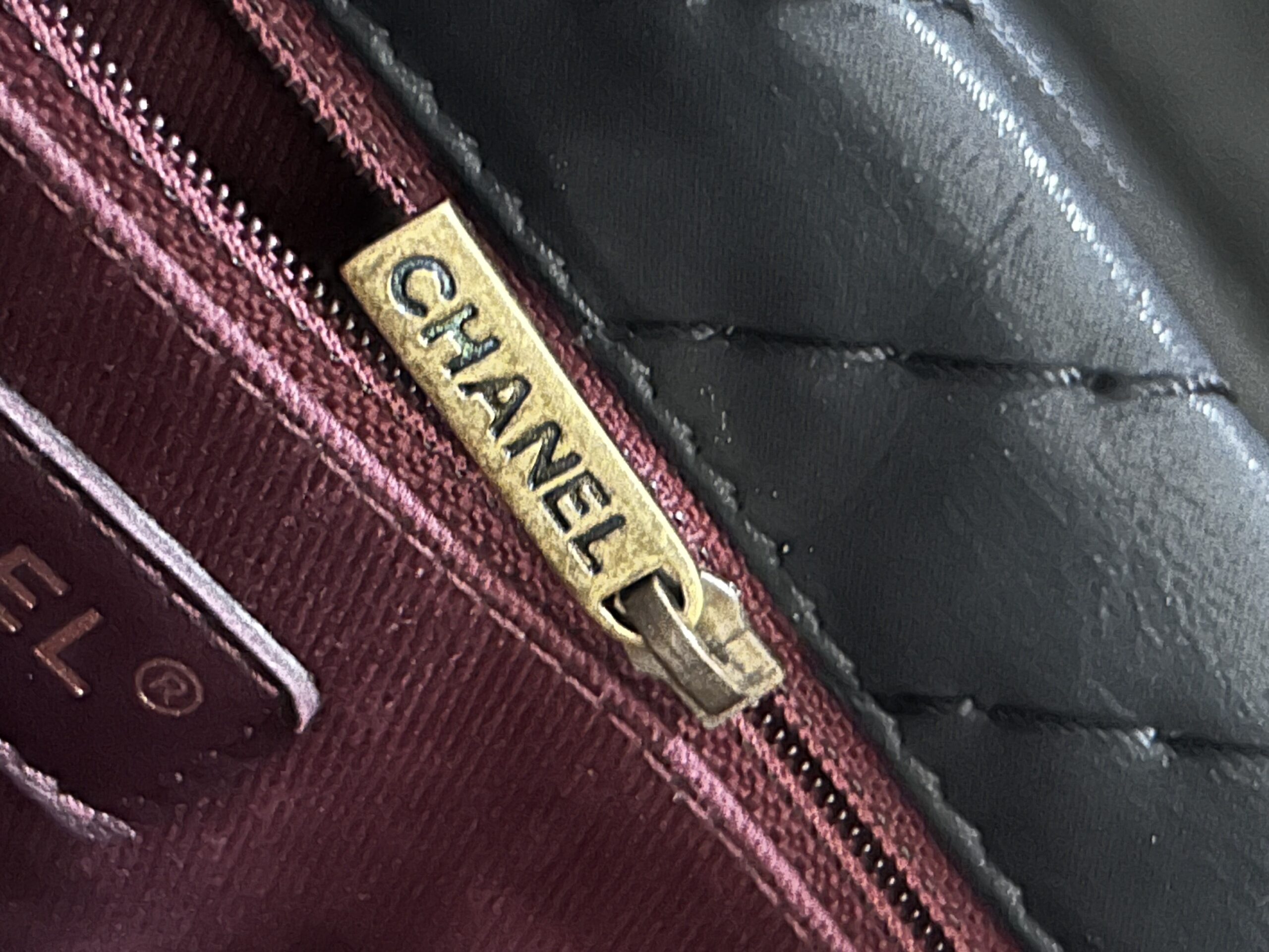 Chanel turn lock iridescent chevron - immagine 12