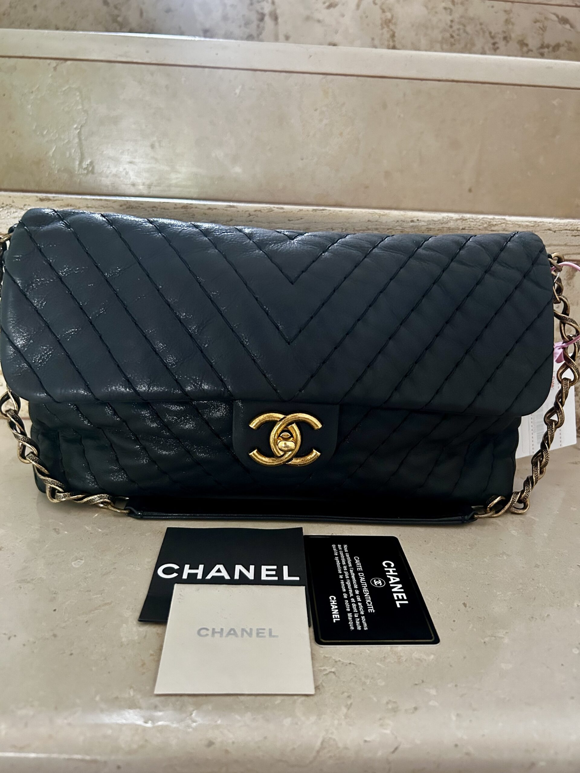 Chanel turn lock iridescent chevron - immagine 3